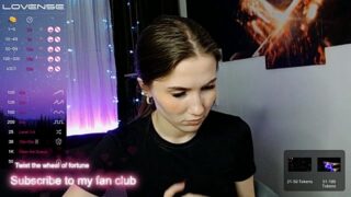 ElizabethCross fully nude on webcam for live porn video chat