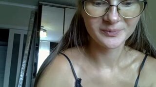 KiraGoldens fully nude on webcam for live porn video chat