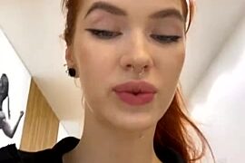 Oops_Mia fully nude on webcam for live porn video chat
