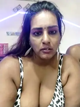 Xnitefox fully nude on webcam for live porn video chat