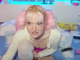 Squeezypeach nude on webcam for live sex chat