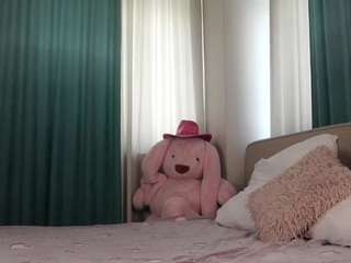 LauriTrucchio nude on webcam for live sex chat